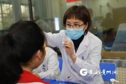 2歲娃看電視變近視眼，專家疾呼 嬰幼兒應遠離屏幕，從源頭守護明亮雙眼